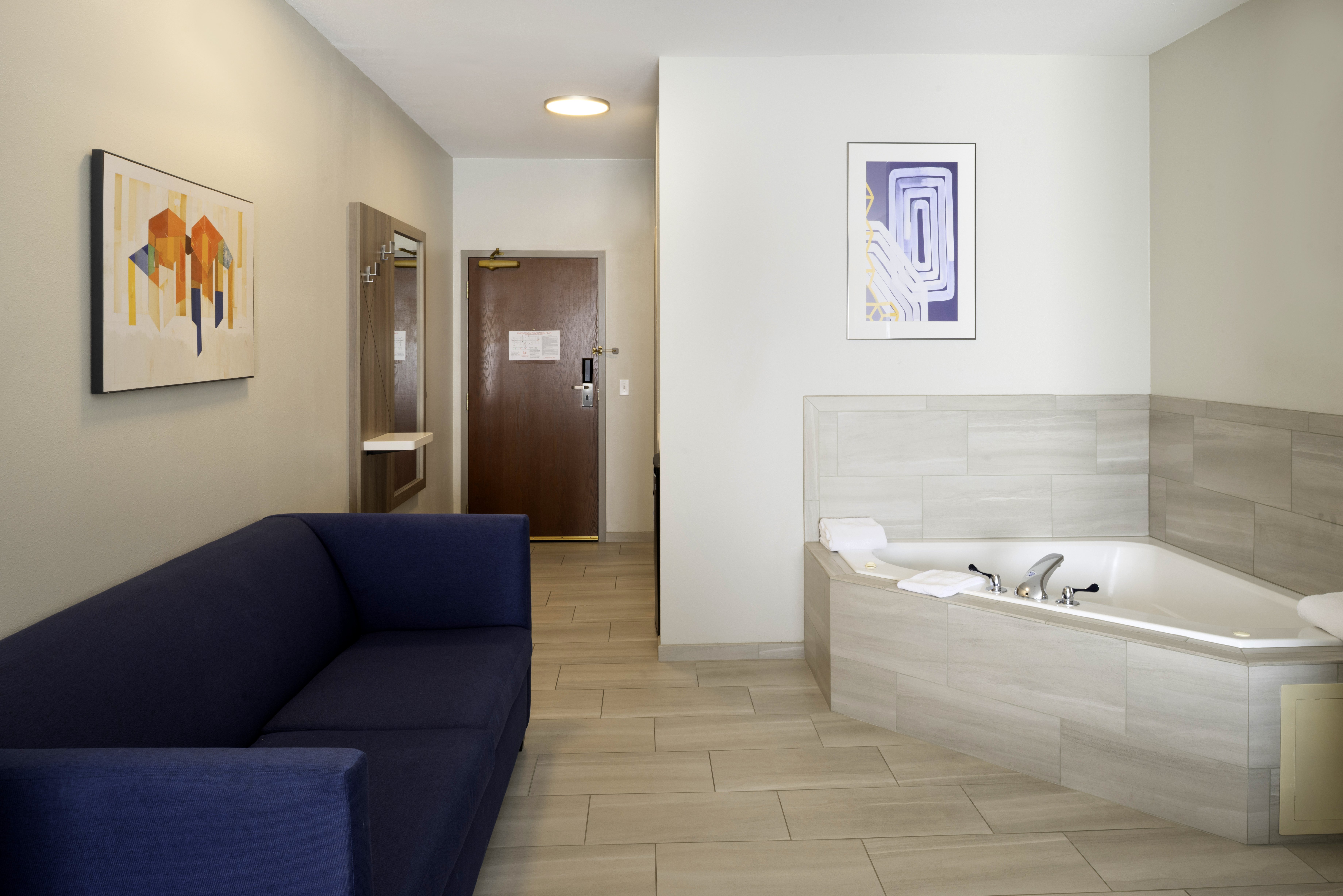 Holiday Inn Express Hotel Suites Fort Atkinson 53/74
