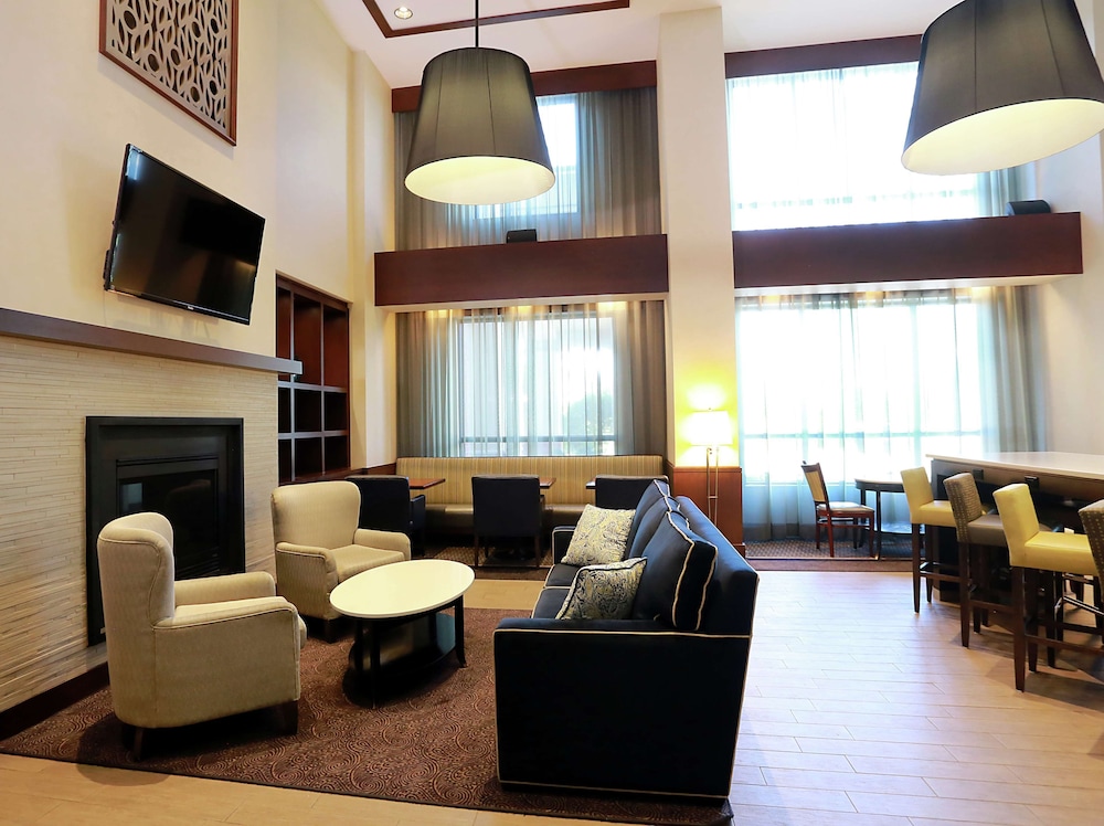 Hampton Inn and Suites by Hilton Laval 45/71