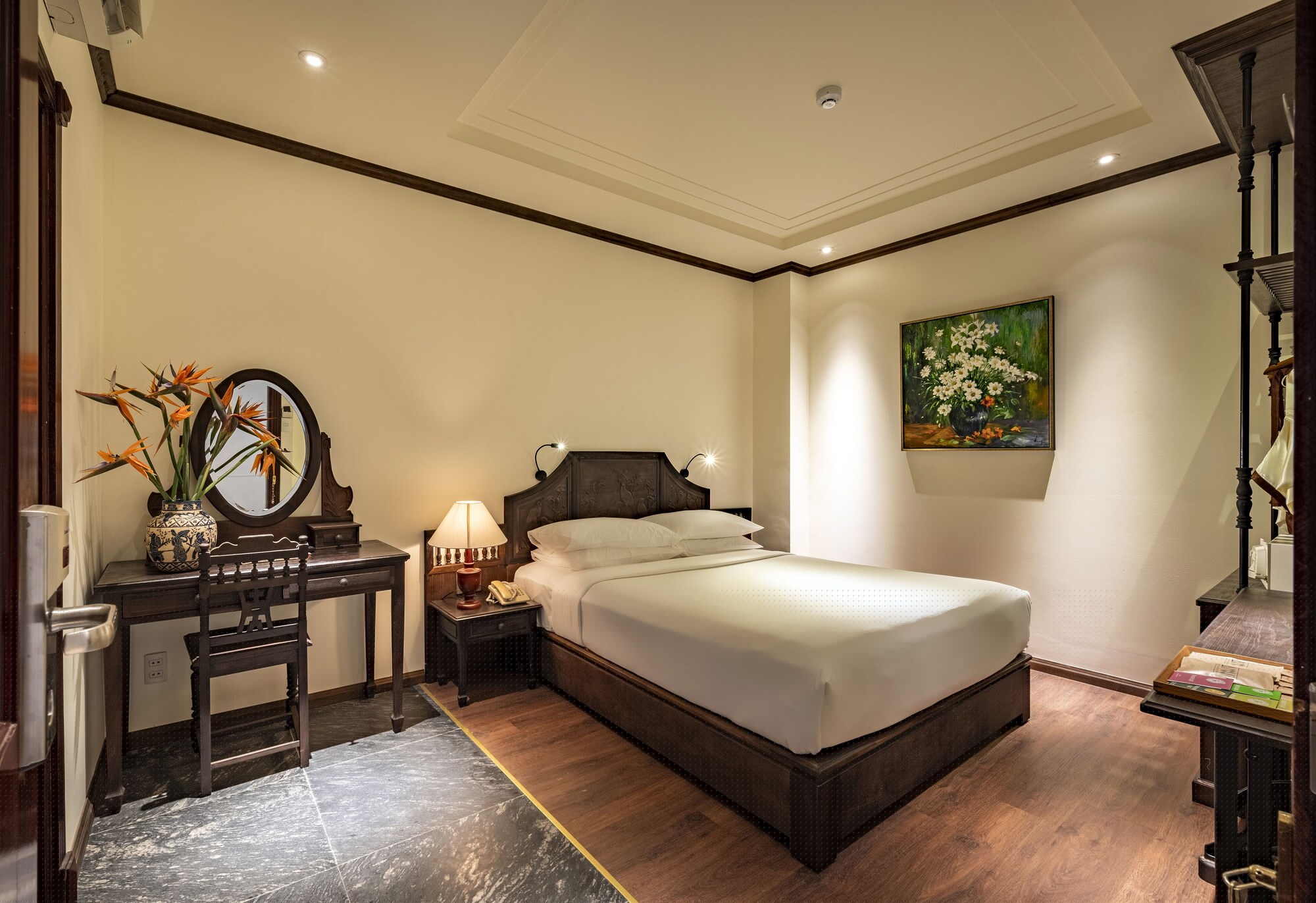SIGNATURE, DOUBLE BED, NO WINDOW