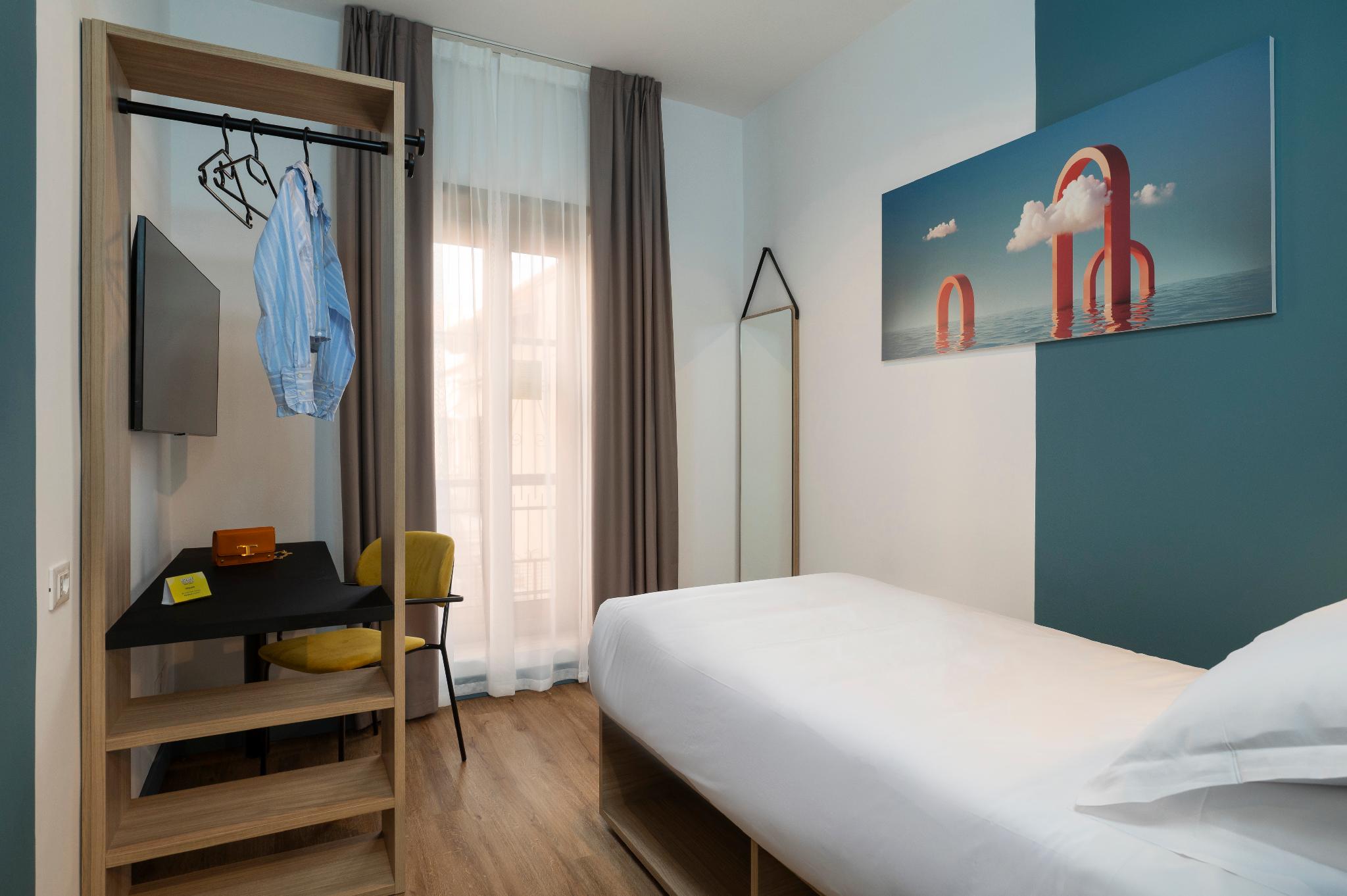 ROOM, SINGLE