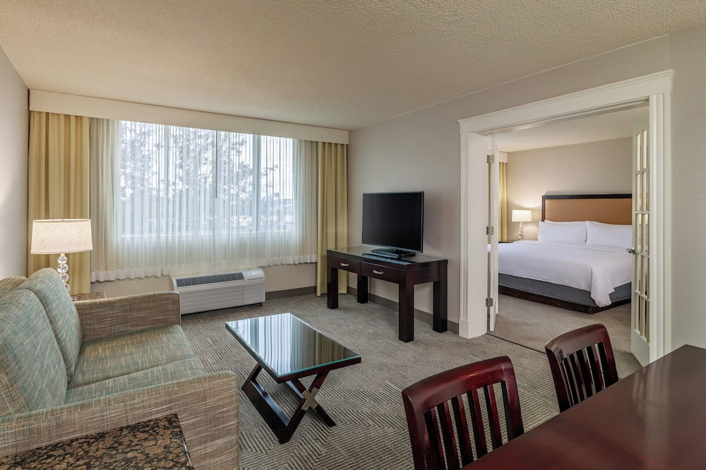 Holiday Inn Suites Boston Peabody 40/62