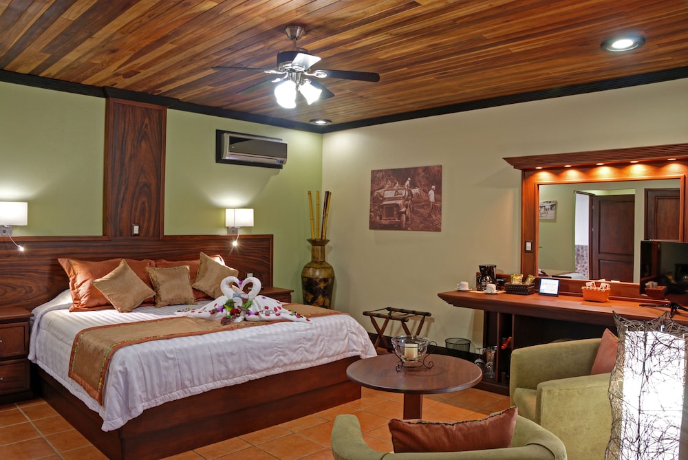 VOLCANO LODGE AND SPRINGS 18/68