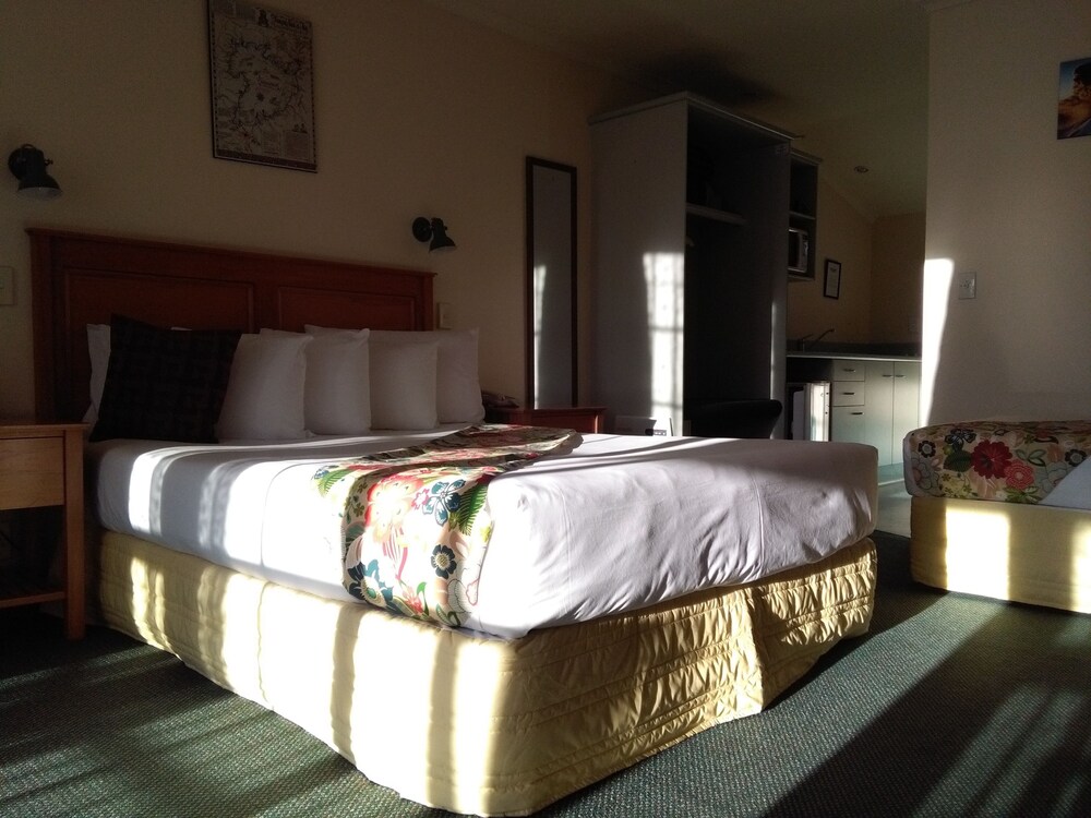 Colonial Lodge Motel 12/28
