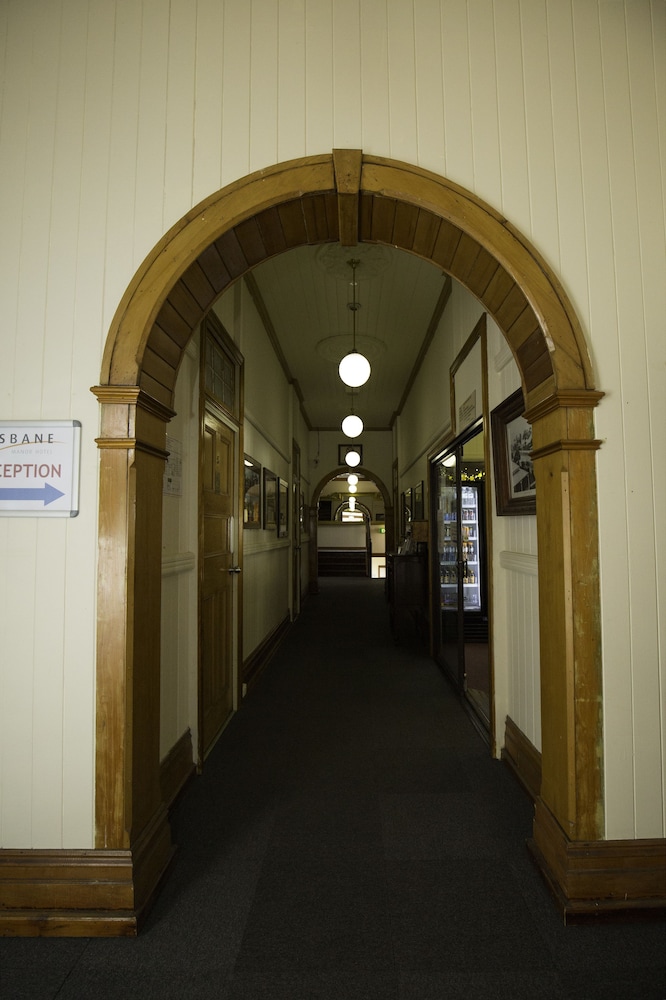 BRISBANE MANOR HOTEL 8/60