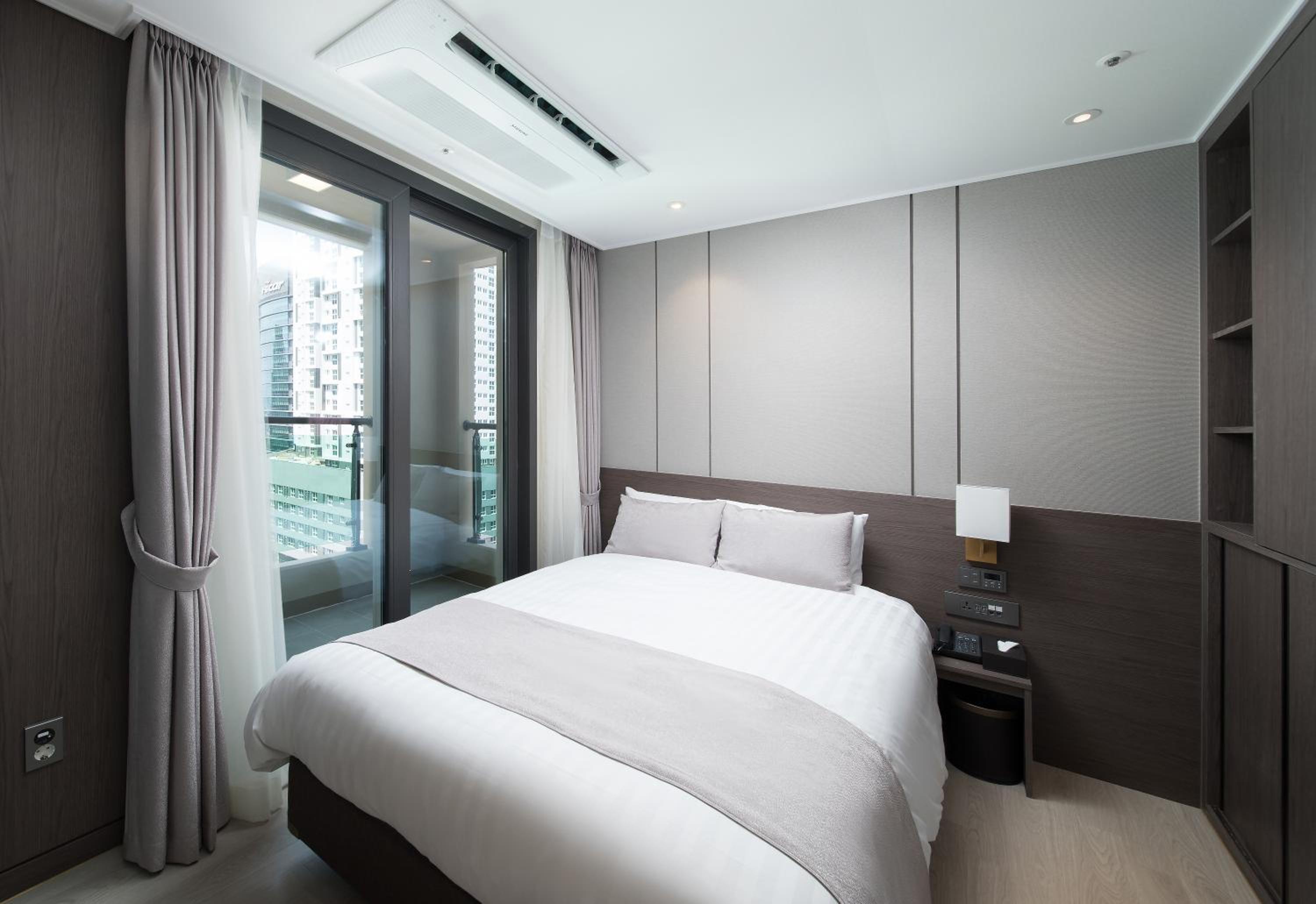 Premium, Suite, Double Bed, Utop Boutique Hotel and Residence 2/3