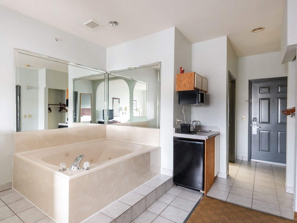 Baymont by Wyndham Houston Brookhollow 17/80
