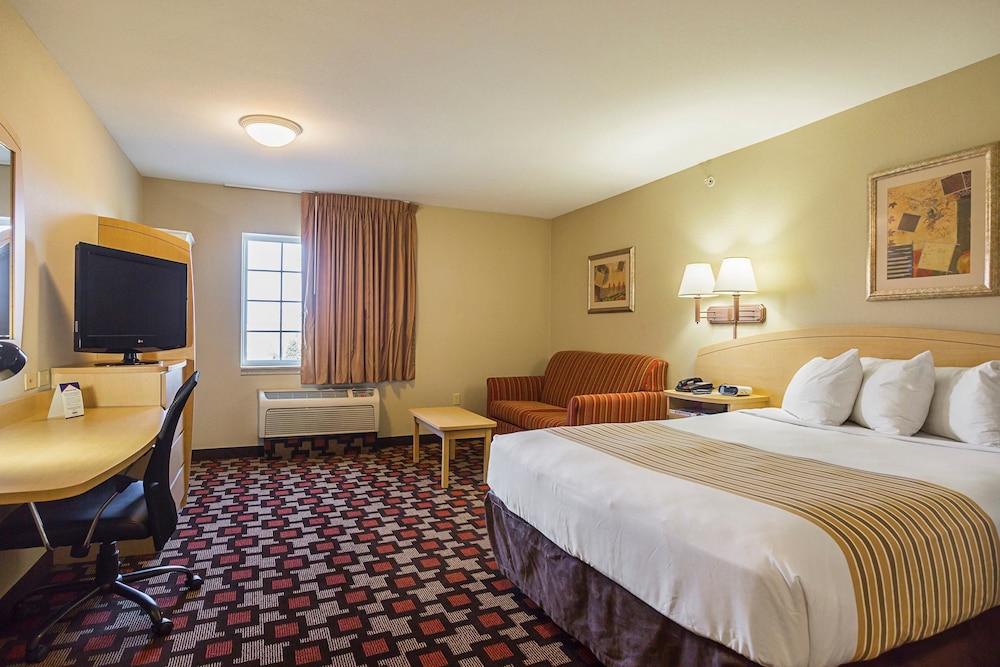Birch Hill Suites Clarksville 8/35