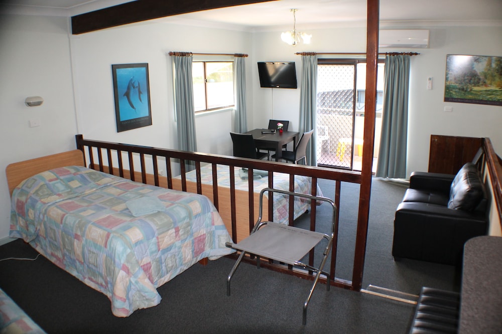 LAKE FORBES MOTEL 37/44