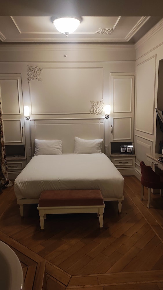 Corinne Hotel 24/50