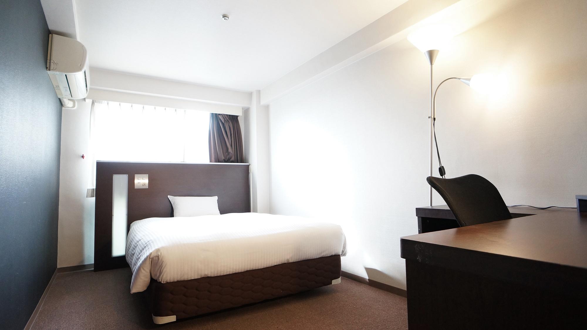 Double Bed, Smoking