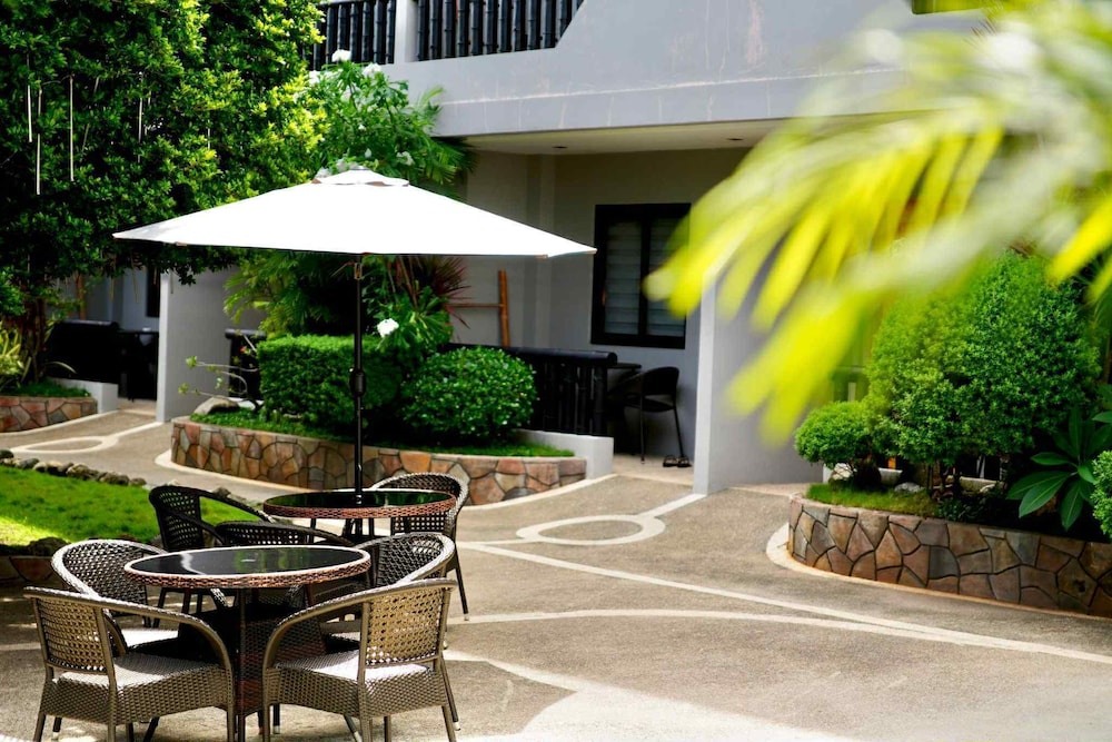 Mayfair Resort 30/35