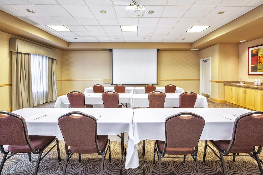 Hampton Inn Suites Madison West 37/48