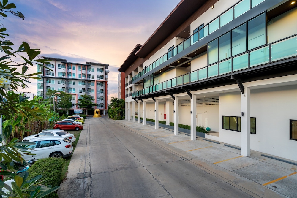 The Thames Pool Access Resort 44/50