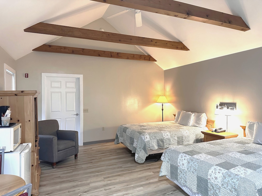 Spruce Lane Lodge & Cottages 13/35