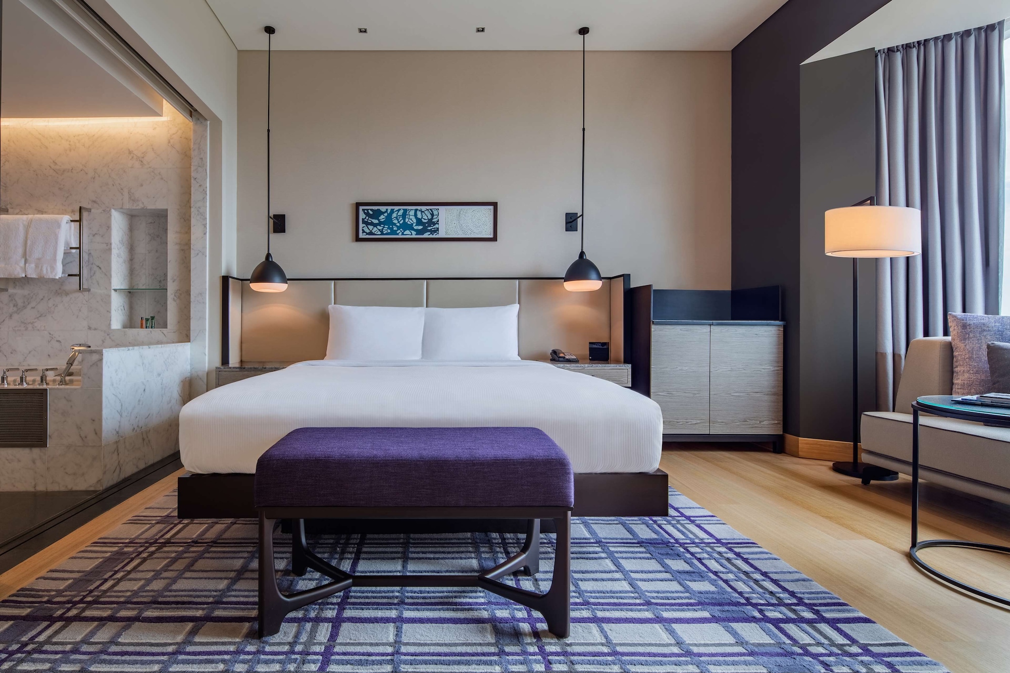 غرفة تنفيذية بسرير كينج بإطلالة على المدينة