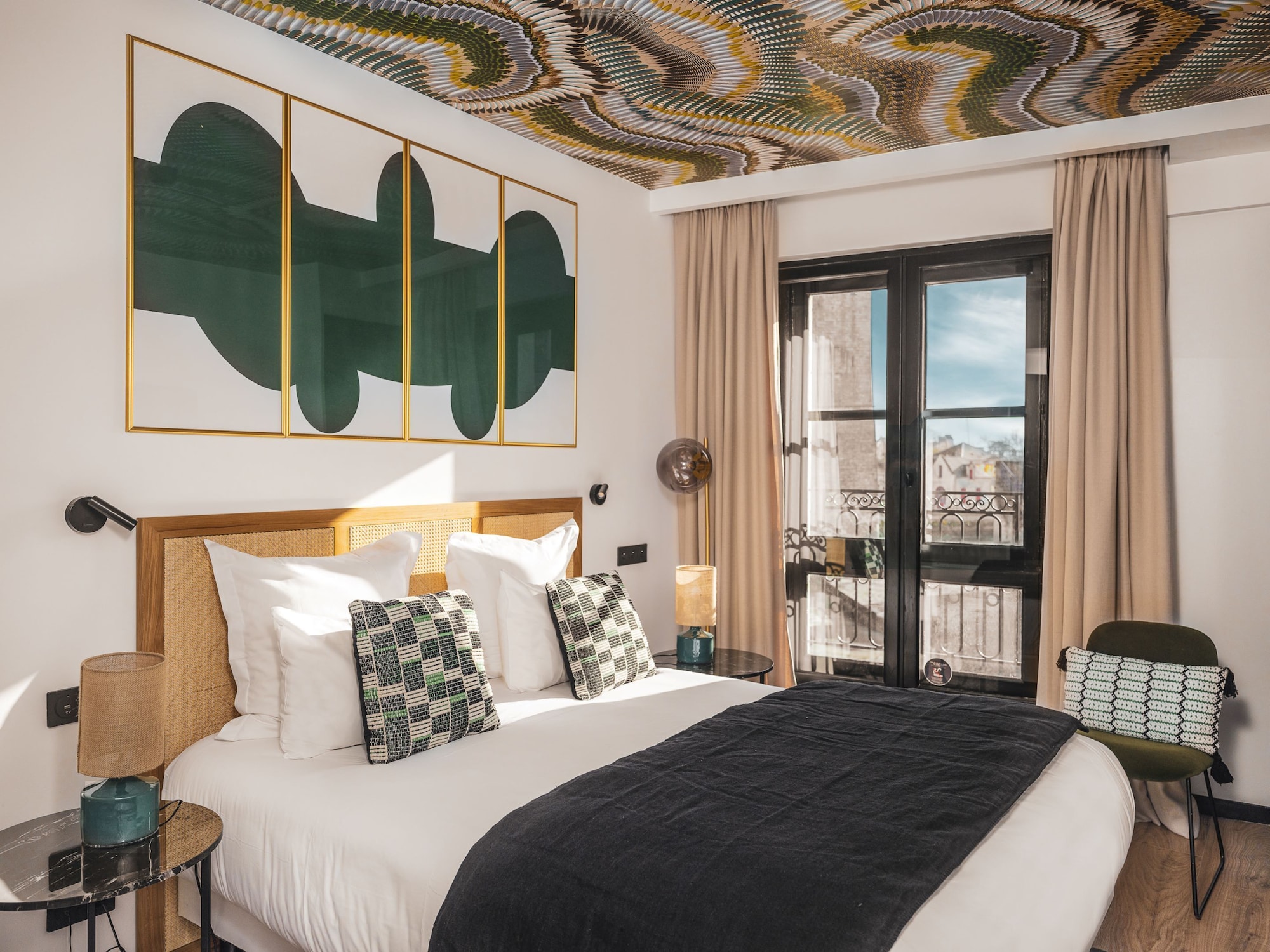 DELUXE, OLD PORT VIEW