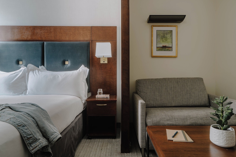 Suite, Queen Bed, Kitchenette, Club Quarters Hotel Downton Houston 6/6