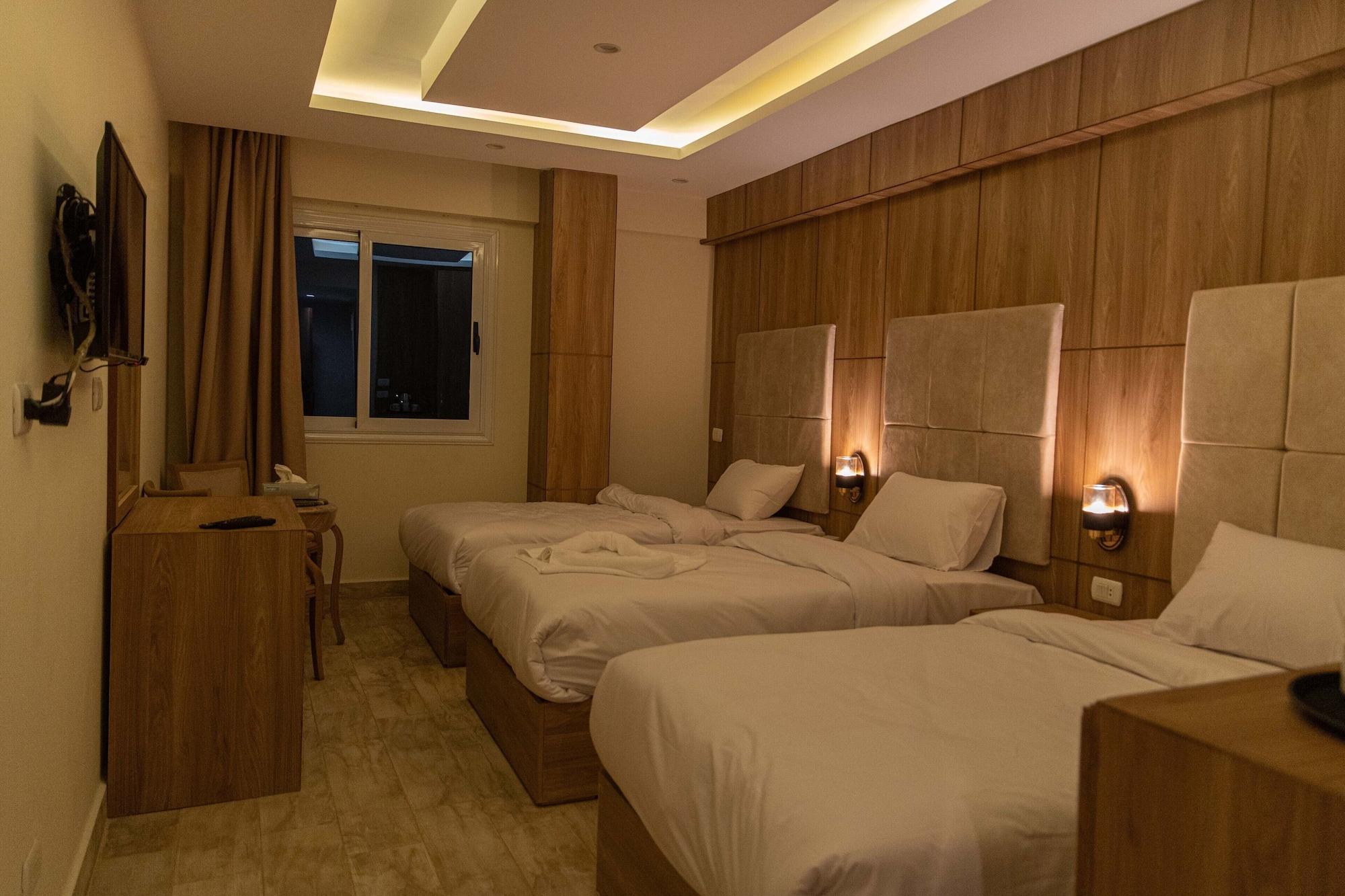 غرفة بسرير مزدوج بإطلالة على الحديقة، Nine Pyramids View Hotel 3/8
