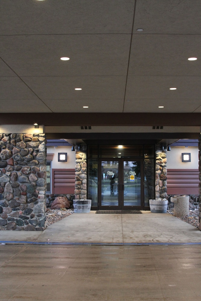 C Mon Inn Hotel Suites 12/46