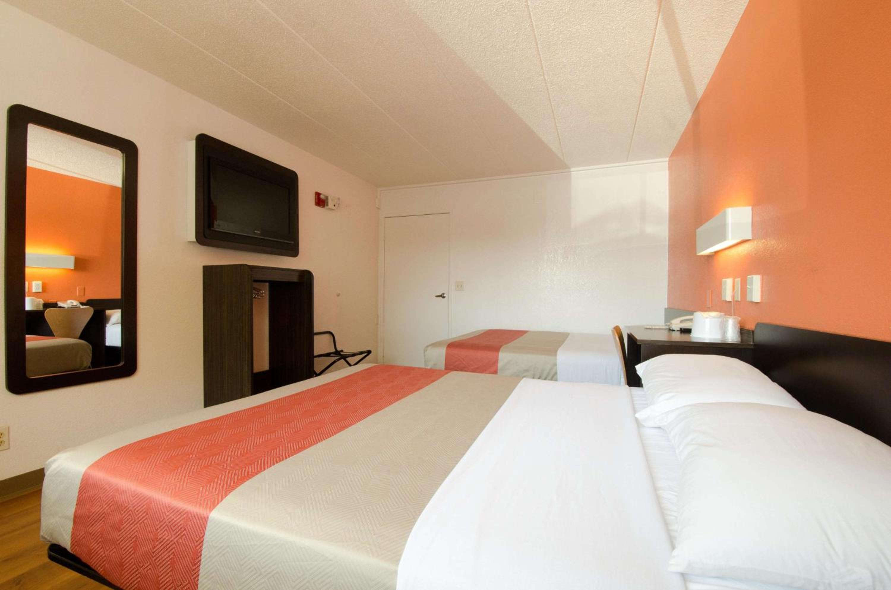 2 Queen Beds - Mob Acc RI Shwr Nsmk Micfridg
