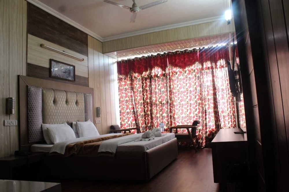 HOTEL PRESIDENT 15/49