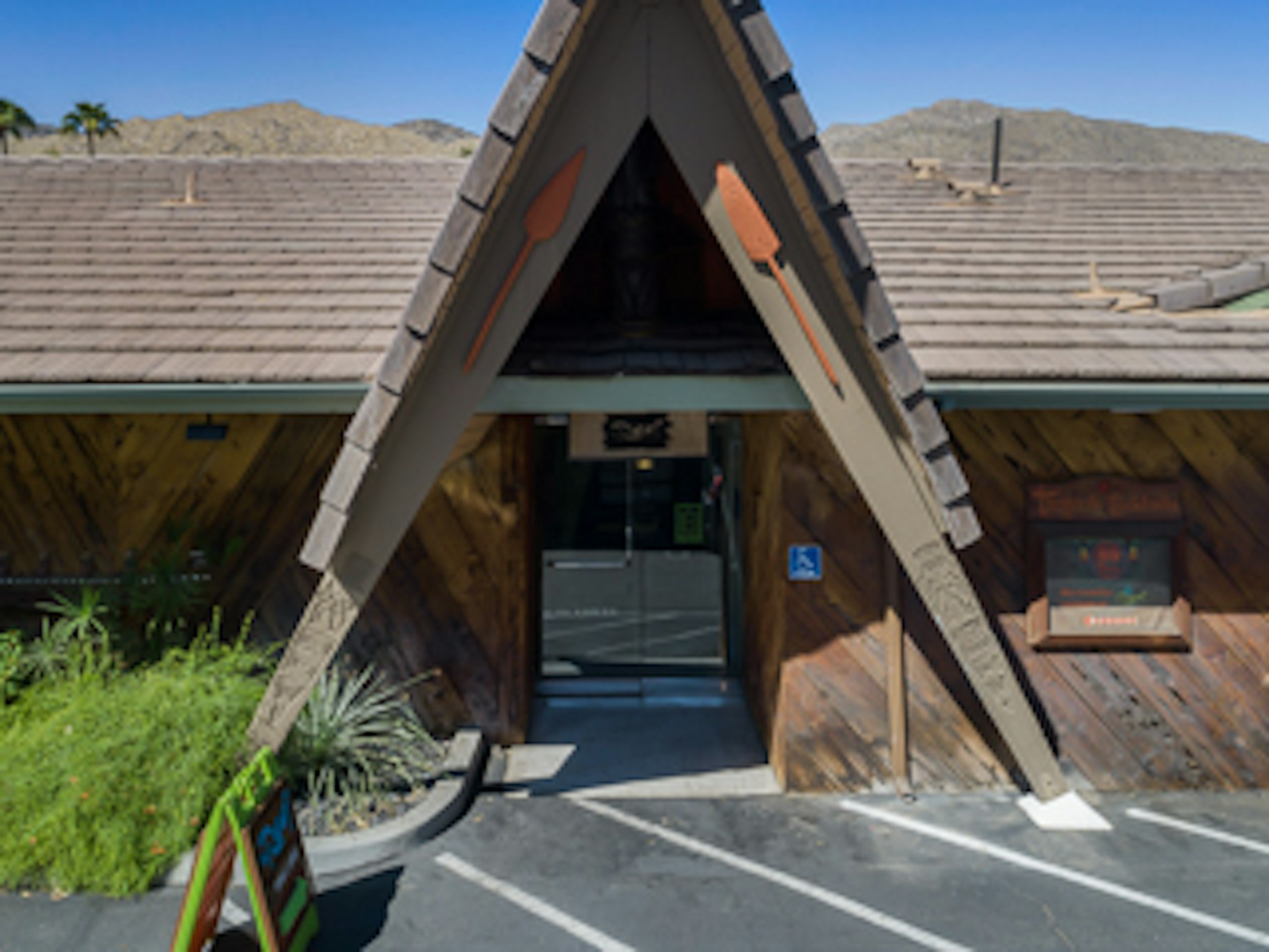 Caliente Tropics Hotel 33/34