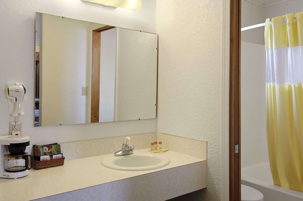 Days Inn By Wyndham Mackinaw City - Lakeview 17/28