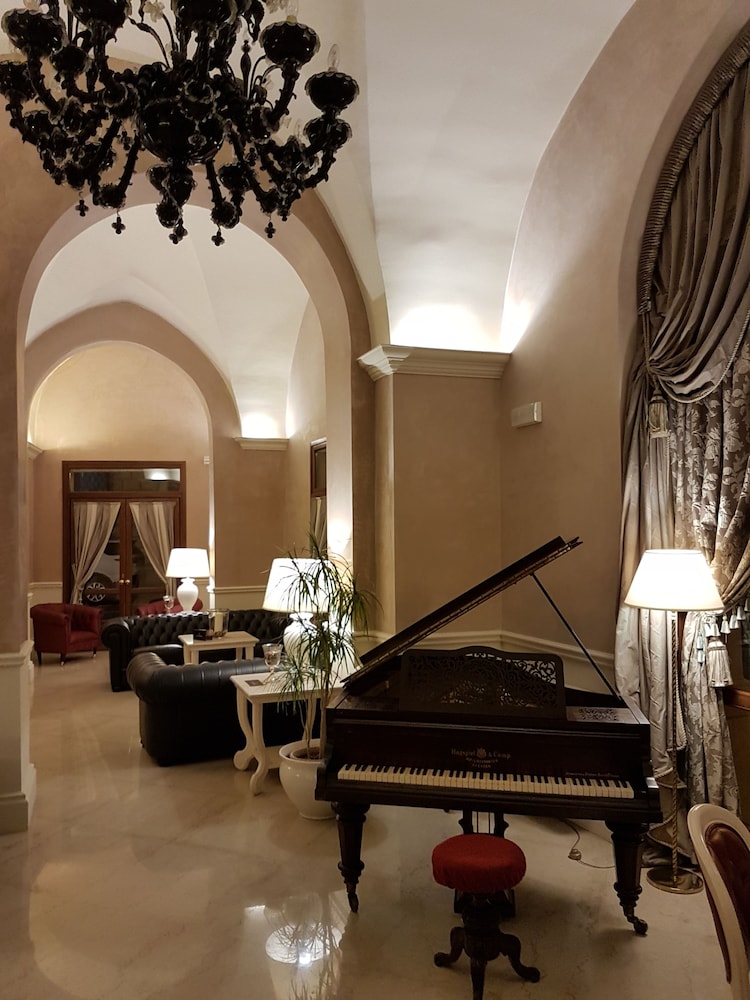 Suite Hotel Santa Chiara 44/50