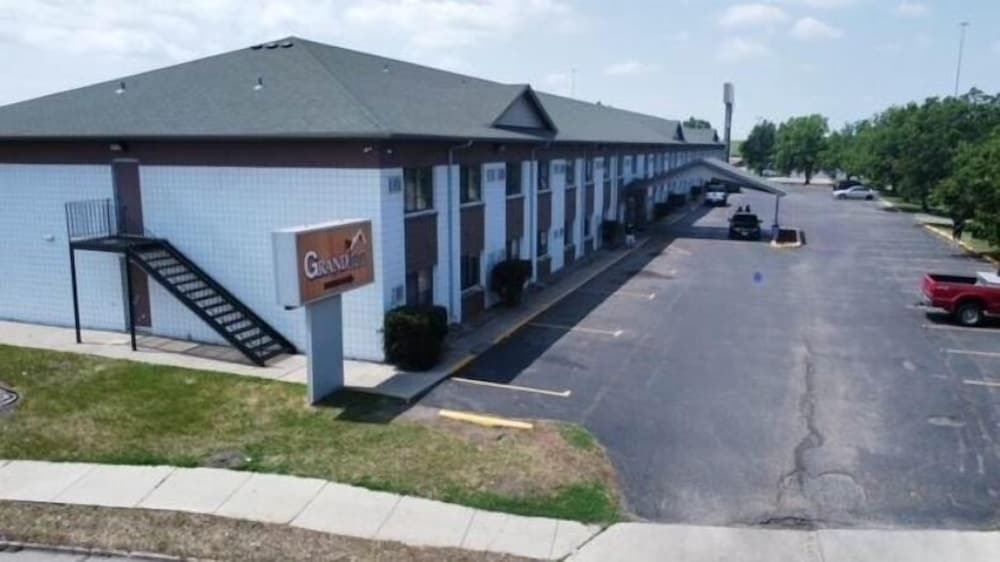 Grand Inn Fargo 30/32