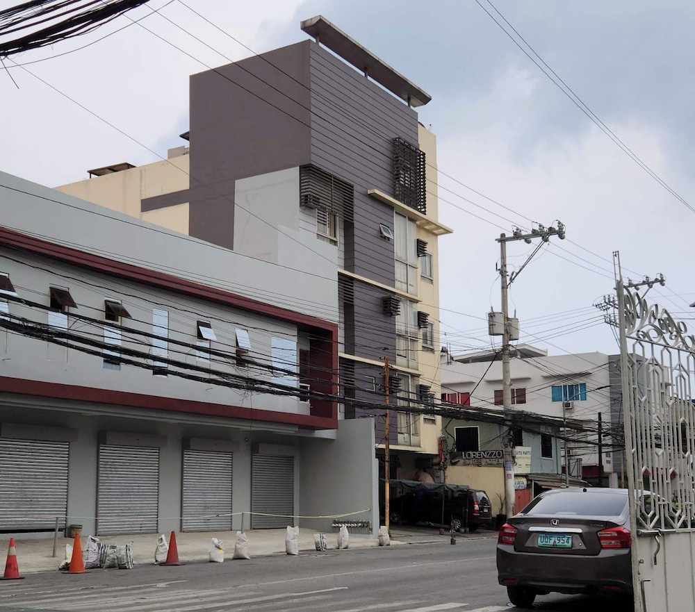 Lorenzzo Suites Hotel 21/24