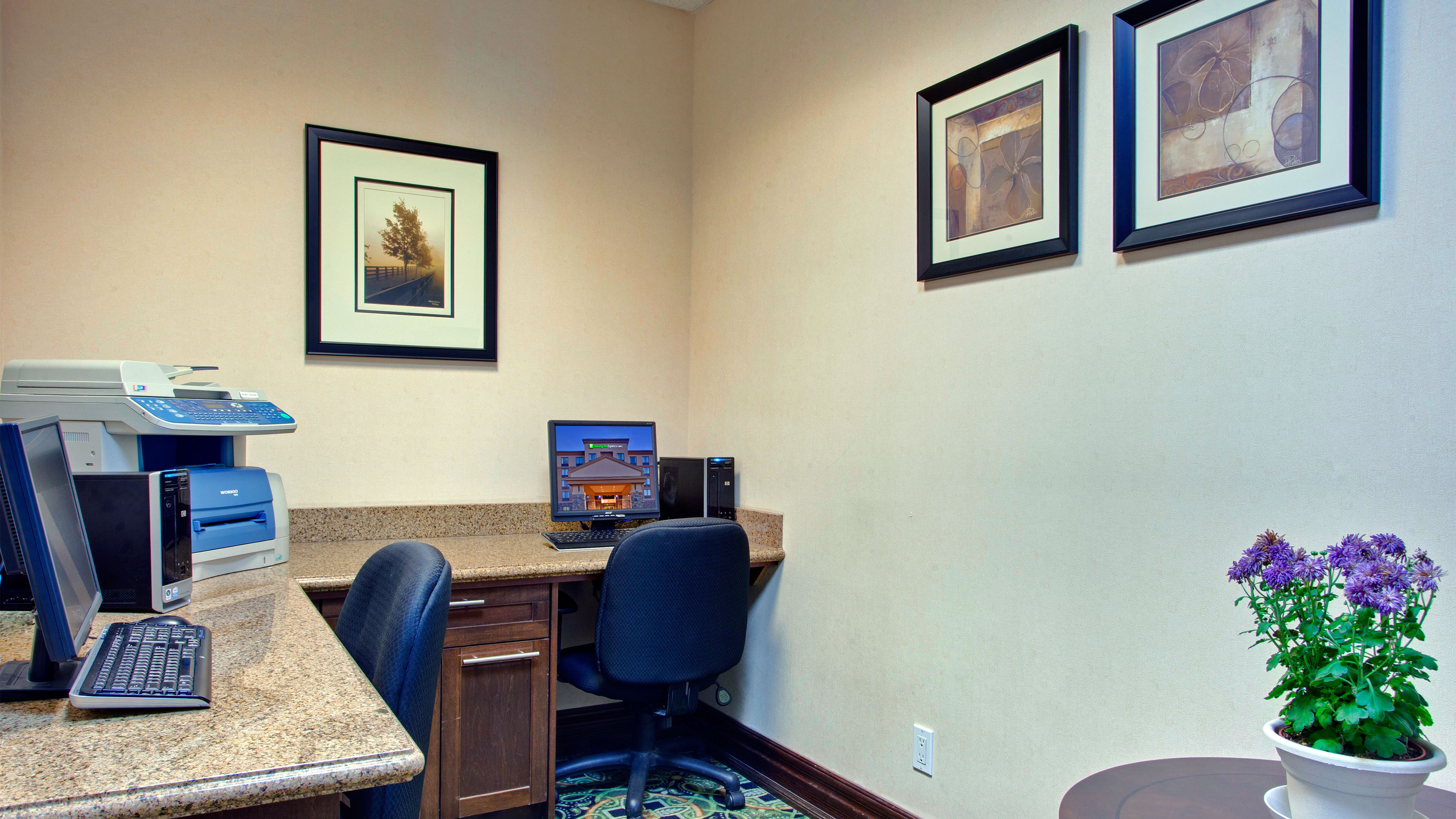 Holiday Inn Express Suites 60/66