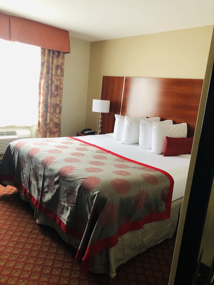 Ramada By Wyndham Staten Island 11/38