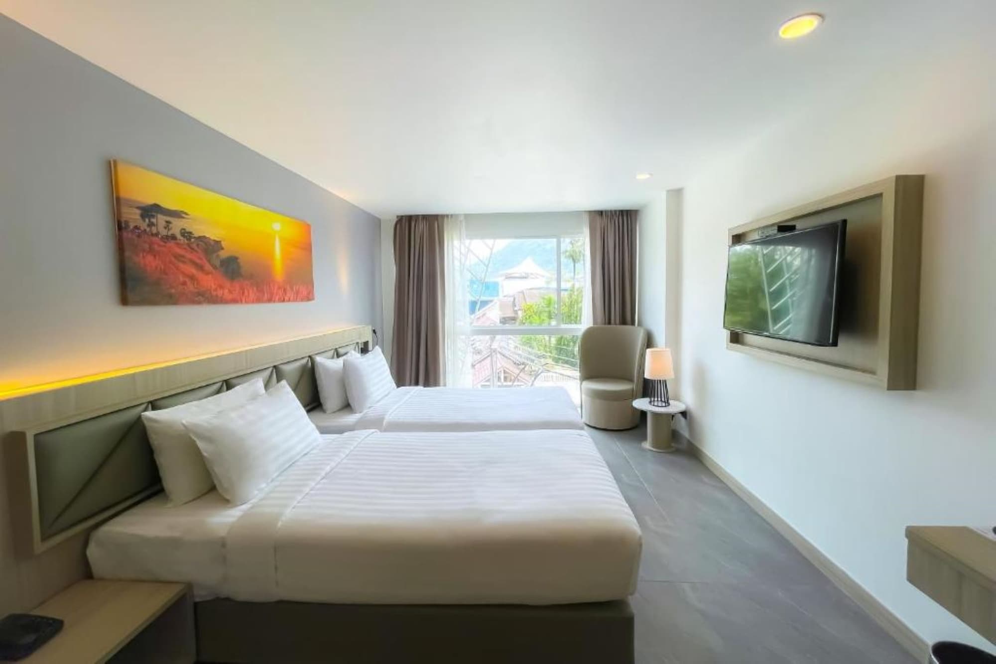 Premium Superior Twin Mountain View, Clarian Hotel Beach Patong 3/10