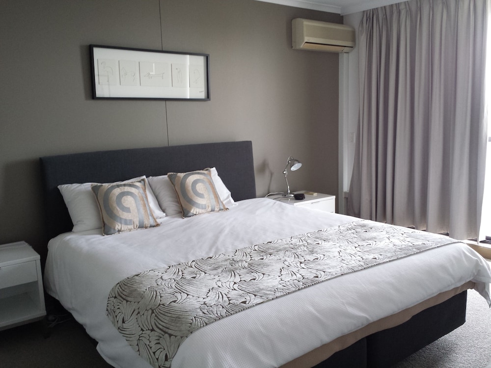 Kirribilli Riverfront Apartments 12/72