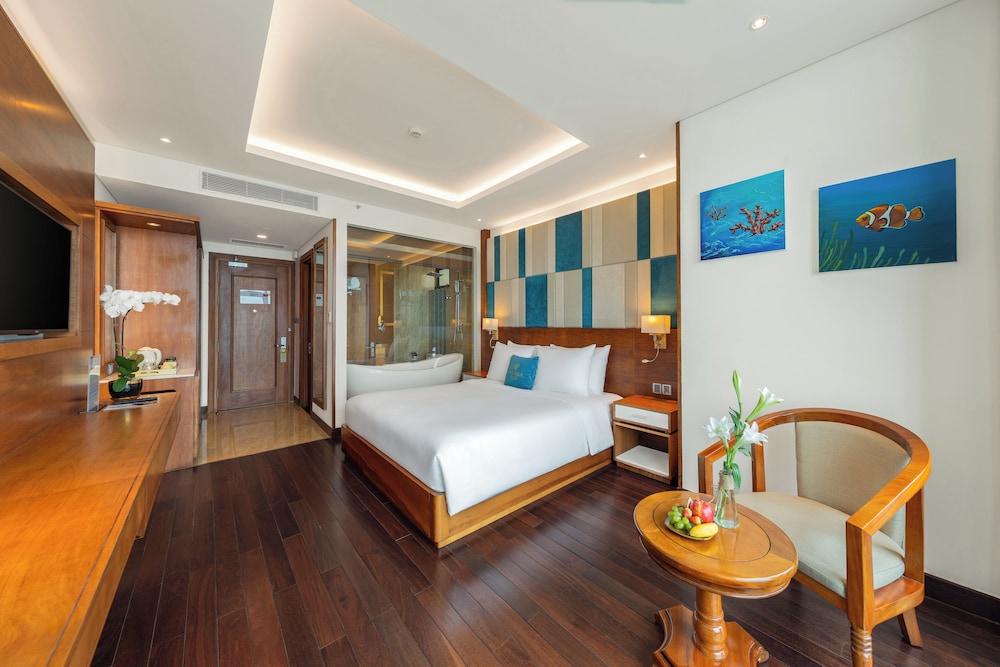 DELUXE, KING BED, OCEAN FRONT, BALCONY
