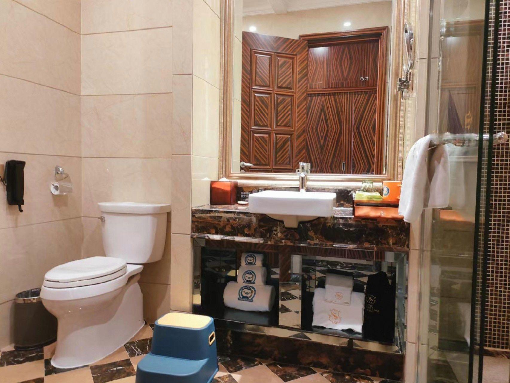 Shangyang Lake New Century Hotel 28/30