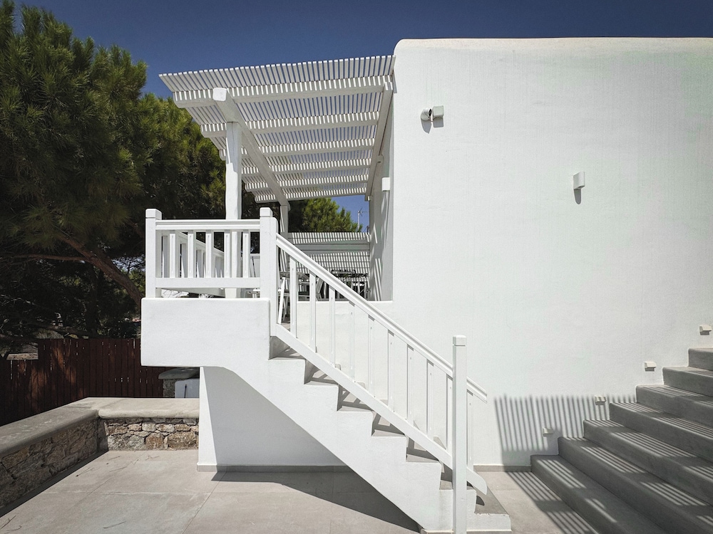 Sofos Suites 44/50