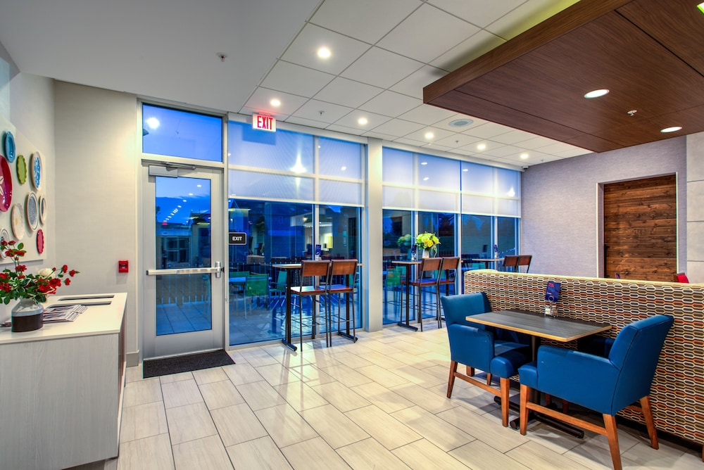 HOLIDAY INN EXPRESS SUITES REEDSVILLE STATE COLL AREA — 9
