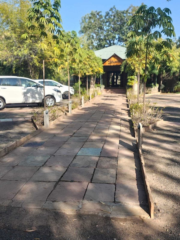 Tathastu Bandhavgarh 55/65