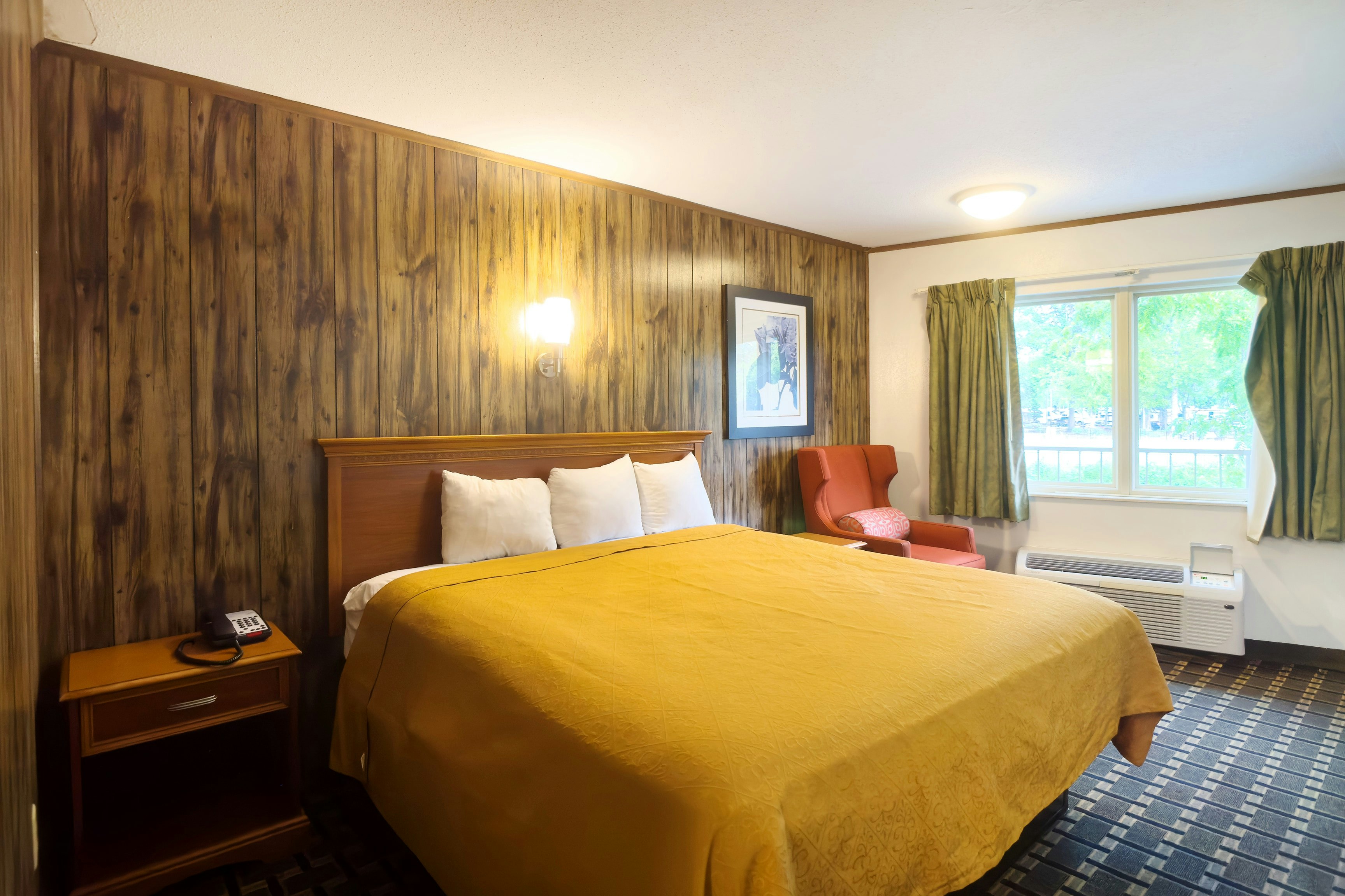 ROOM, KING BED, RIVER VIEW