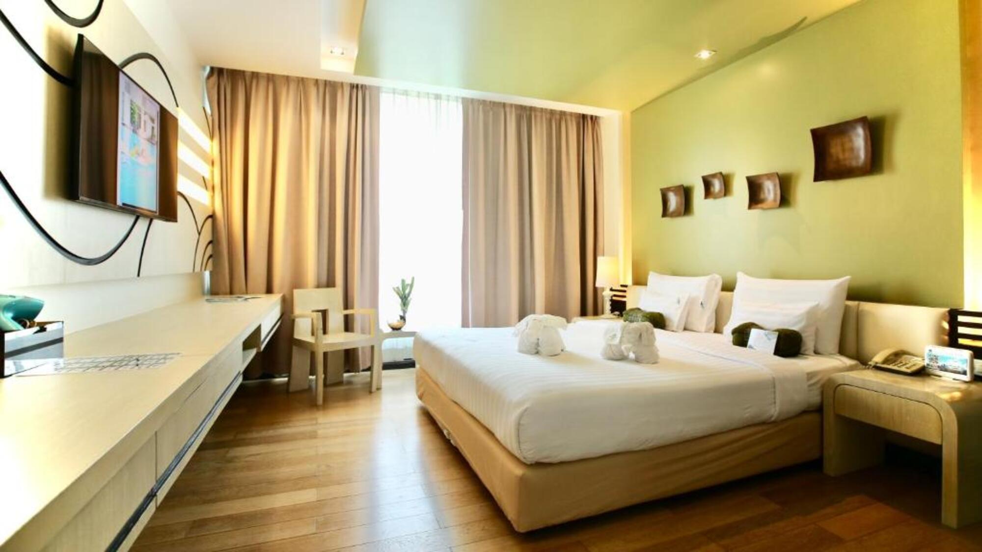 DELUXE, KING BED