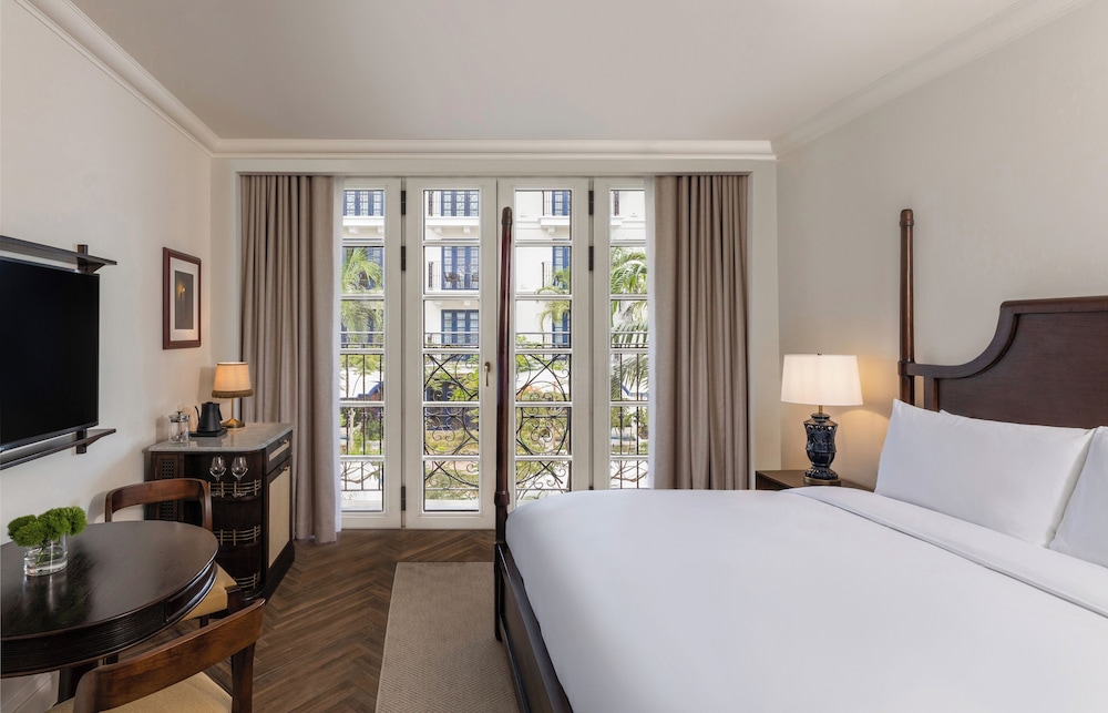 Superior, King Bed, Plaza View