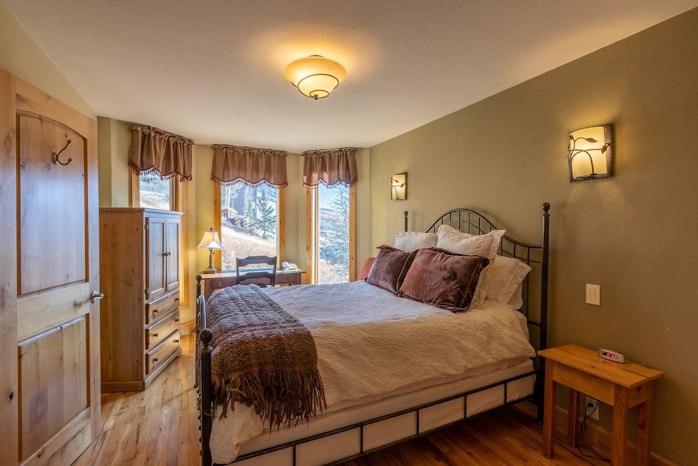Premium, Queen Bed, No Elevator
