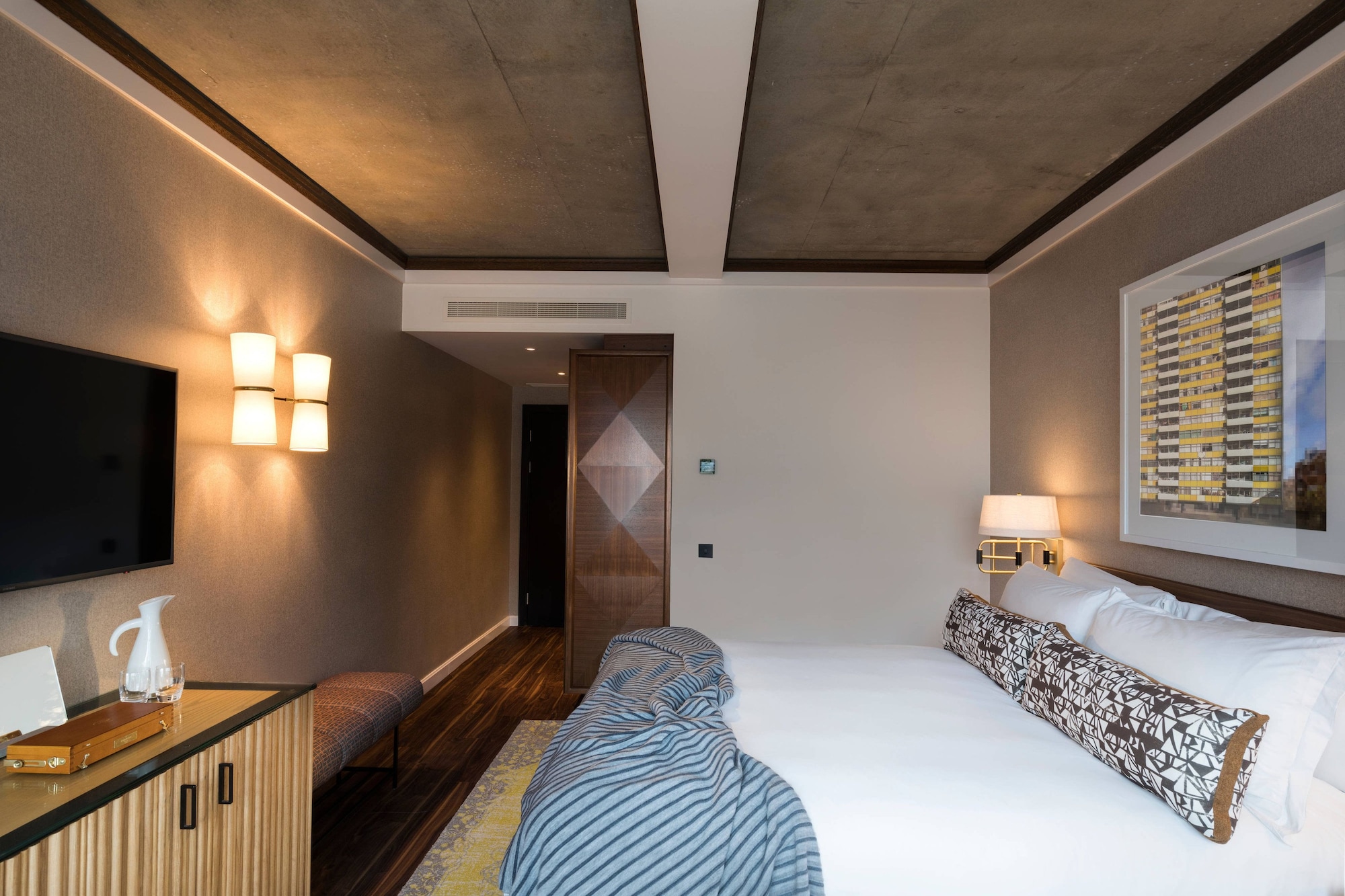 COLLECTION, MODEST, QUEEN BED