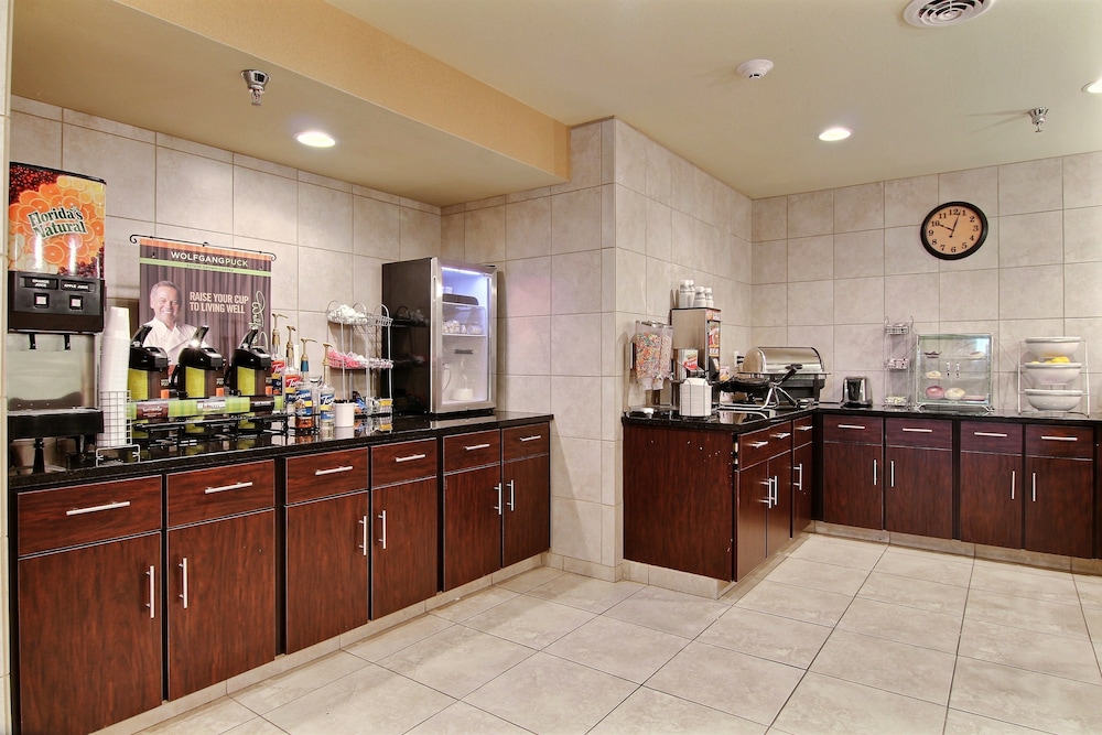 Cobblestone Hotel Amp Suites Crookston 8/39