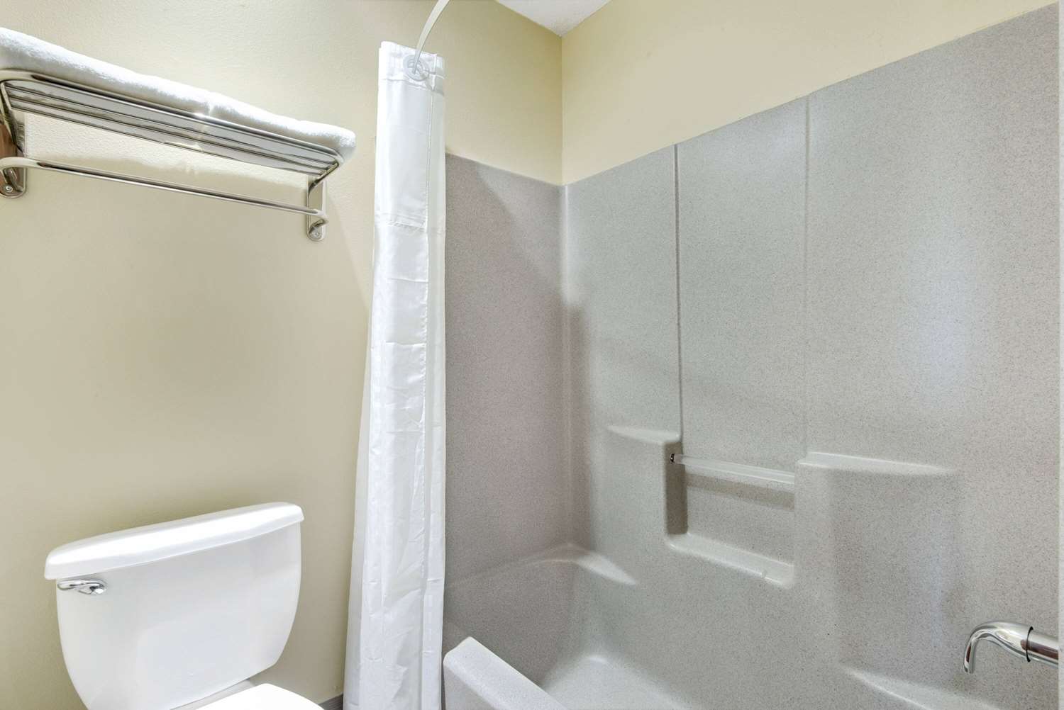 Super 8 By Wyndham Kansas City 12/13