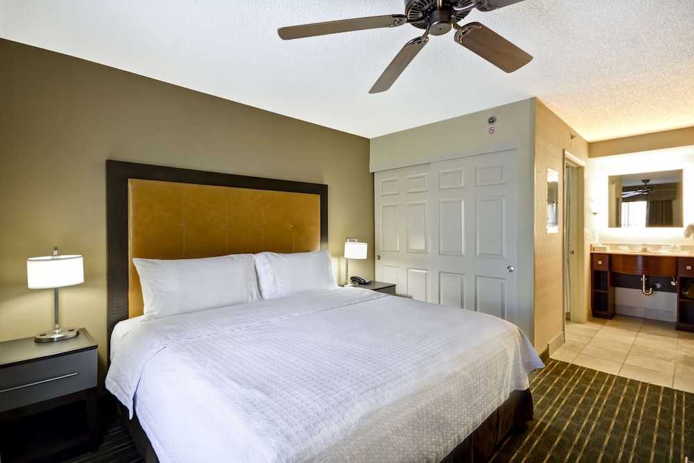 SUITE, KING BED, ACCESSIBLE