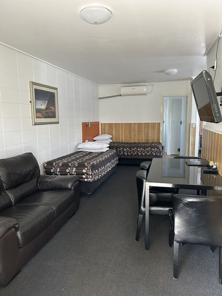 Tudor Motor Lodge 34/47