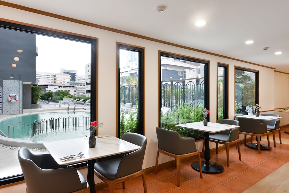Oakwood Hotel and Residence Bangkok 49/57