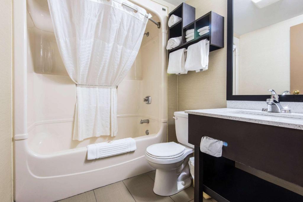 غرفة بسرير كوين لذوي الإعاقة، Comfort Inn Owen Sound 3/3